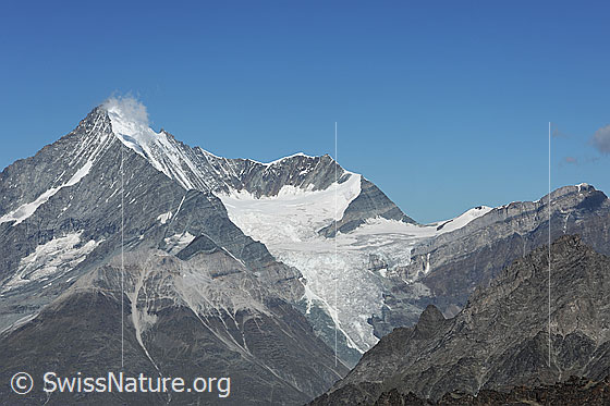 Foto: Weisshorn, Bishorn, Brunegghorn und Bisgletscher.
Im Vordergrund rechts: Das Horn (links) und die Leiterspitzen (rechts). Die weissliche Erhebung in der Fallinie des Weisshorngipfels wird Wisse Schijen ganannt.