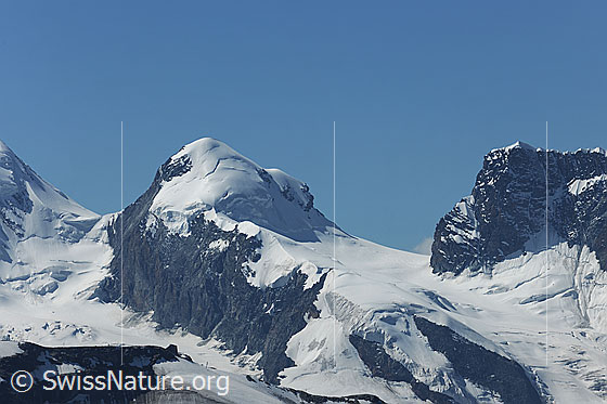 Foto: Pollux und Roccia Nera.
Links das Zwillingsjoch, zwischen Pollux und Roccia Nera das Schwarztor.
Gletscher: Zwillingsgletscher (links) und Schwärzegletscher (rechts).