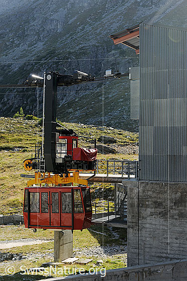Foto: Werkbahn (Luftseilbahn) an Bergstation.