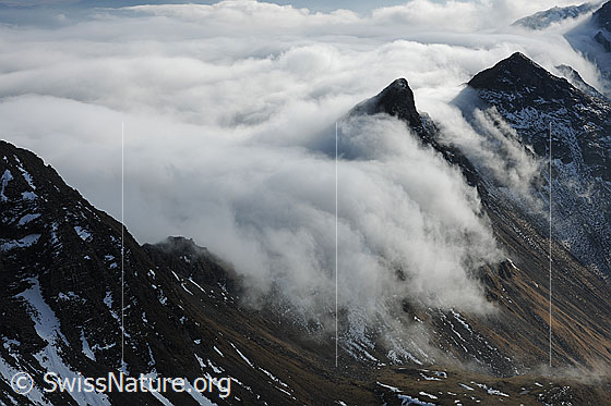 Foto: Kleine Nebelwalze über dem Otterepass.
Für dieses Phänomen gibt es keine eindeutige Bezeichnung: Nebelwalze und Nebelfall werden verwendet. Falls der Föhn seine Hände im Spiel hat, wird auch von einer Föhnwalze gesprochen.