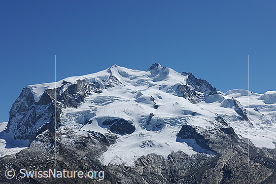 Foto: Monte Rosa mit Nordend und Dufourspitze. Davor der Monte Rosagletscher.