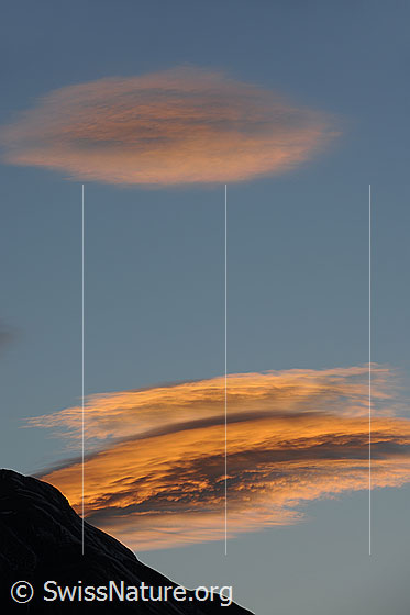 Foto: Abendstimmung mit glühenden Wolken. 
Die Linsenwolken zeigen sich im Abendrot.