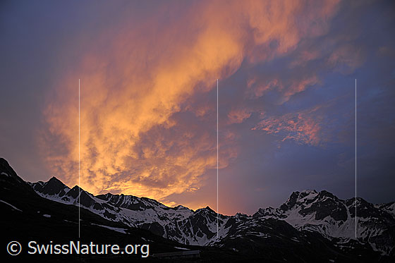 Foto: Morgenstimmung mit rot leuchtenden Wolken.