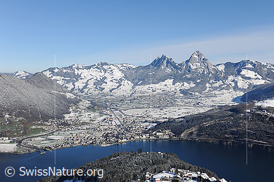 Foto: Grosser Mythen, Kleiner Mythen und Schwyz.
Blick von Seelisberg über den Vierwaldstättersee zu Grossem und Kleinem Mythen. Am Fuss der Mythen liegt die Stadt Schwyz. Am Ufer des Vierwaldstättersee ist Brunnen zu sehen.