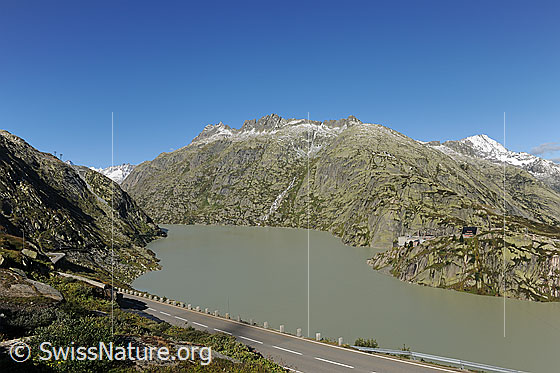 Foto: Passtrasse zum Grimselpass und Berglandschaft mit Grimselsee.