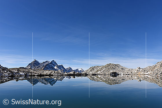 Foto: Spiegelung einer gezackten Silhouette in Bergsee.