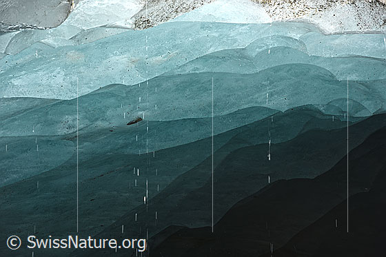Foto: Gletschereis am Unteraargletscher mit feinen Farbabstufungen.