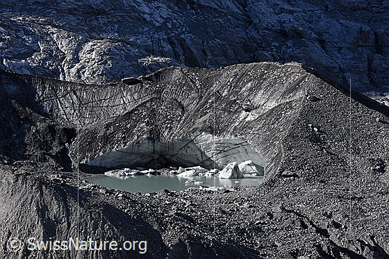 Foto: Gletschersee mit Eischollen am Gamchigletscher.

