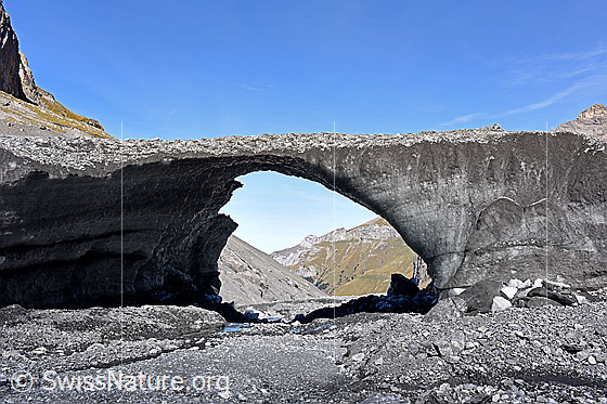 Photo: We discovered this filigree arc of ice in autumn 2018 on Gamchi Glacier. In June 2019, nothing more was to be seen of the arch.
