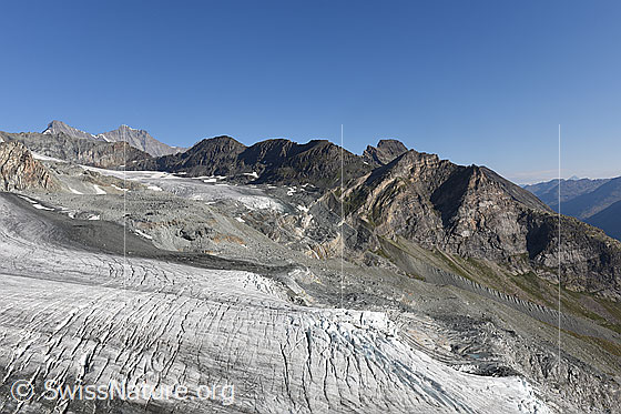 Foto: Querspalten im Allalingletscher.

