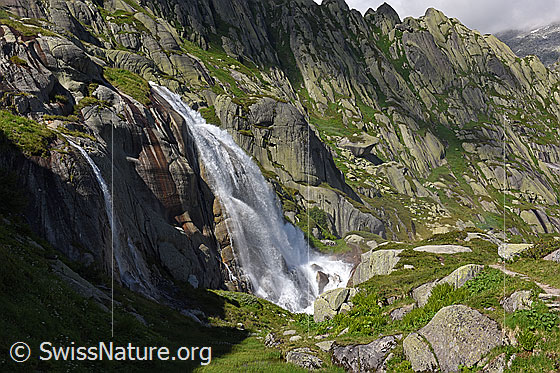 Foto: Eindrücklicher Wasserfall. Dieser Wasserfall wird mit Wasser gespiesen, welches für die Stromerzeugung gesammelt und durch Stollen in einen Stausee geleitet wird.