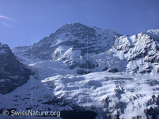 Foto: Blick von der Kleinen Scheidegg hoch zum Mönch. Gut zu sehen sind die Nordwand und der Eigergletscher.