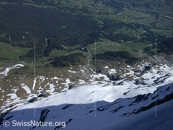Foto: Tiefblick von der Station Eigernordwand auf Alpiglen und Grindelwald.