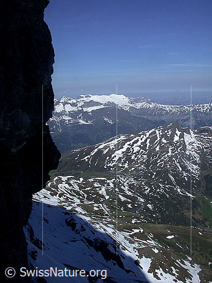 Foto: Tiefblick von der Station Eigernordwand auf die Kleine Scheidegg. Im Hintergrund: Das Gebiet der Schwalmere.