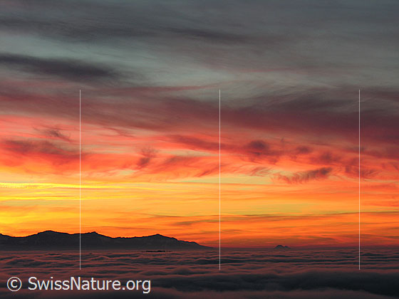 Foto: Abendstimmung auf dem Rämmisgummen, Eggiwil. Nebelmeer und gefärbte Wolken kurz nach Sonnenuntergang.