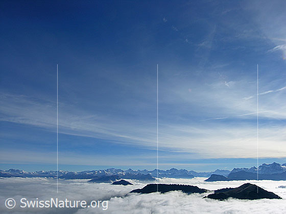 Foto: Nebelmeer über der Zentralschweiz und dem Reusstal. Hochflue und Rigi Scheidegg ragen knapp aus dem Nebelmeer. Im Hintergrund sind Bös Fulen, Pfannenstock, Gemsfairenstock, Clariden, Tödi, Chammliberg, Schärhorn, Gross Ruchen, Gross Windgällen, Chli Windgällen, Witenalpstock, Niederbauen Chulm (Vordergrund), Bristen, Gitschen und Uri Rotstock zu sehen.