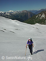 DSCN5370: Alpinistin im Aufstieg zum Mittlebärgpass