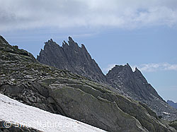 DSCN5743: Gezackter Grat zwischen Grampiel- und Mittelbergpass