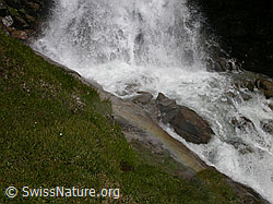 F004134: Ausschnitt eines Wasserfalls mit schwachem Regenbogen