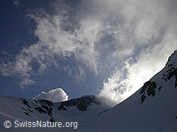 F010106: Wolkenfetzen und Schneefahnen