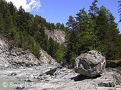 Photo: Bergbach mit magischem Felsblock auf Gletscherschliff
