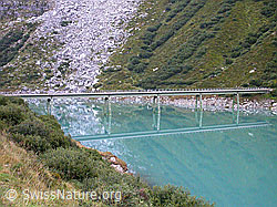 F014430: Brücke mit Spiegelung in türkisfarbenem See
