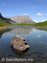 F023431: Felsblock in Bergsee