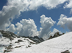 F024264: Wolkentürme und Spuren in Schneefeld