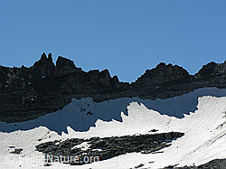 F025929: Spiegelbild eines Felsgrats als Schatten im Schnee