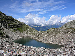 F025995: In Geröll eingebetteter Bergsee (Fleschsee)
