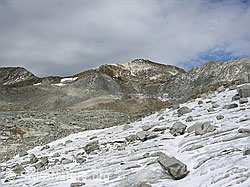 F030332: Hosandhorn und Felsblöcke auf Gletscher