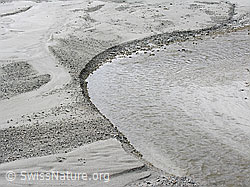Foto: Wasserlauf mit natürlicher Kurve und Sandbänken