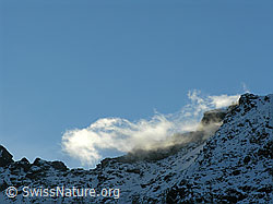 F030531: Wolken werden über den Grat geblasen