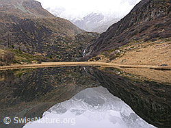 F032759: Herbstliche Berglandschaft mit Bergsee und Spiegelbild