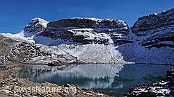 F043180: Bergsee und verschneite Gipfel