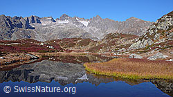 F043371: Klare Spiegelung der herbstlichen Bergwelt