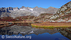 F043374: Spiegelung der Herbstlandschaft in Bergsee