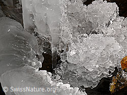 F044515: Glitzerndes Kunstwerk aus Eis