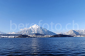 F055722: Blauer See und verschneiter Berg