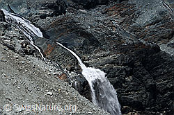 F060506: Geröll und Fels mit Wasserfall