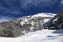 F065828: Weiler in Berglandschaft