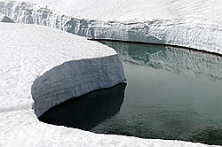 F067976: Wasserbecken mit Schneerand
