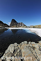 F070031: Bergsee mit Eis und Schneeresten