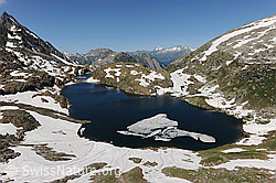 F070047: Dunkelblaue Bergseen