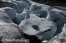 F071276: Eisskulptur aus Gletschereis