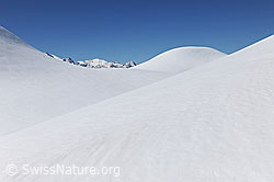 F075522: Linie und Formen in Schneefläche