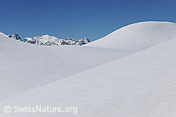 F075523: Formen und Linie in schneebedeckter Berglandschaft