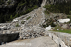 Foto: Durch Bergsturz verschüttete Passstrasse