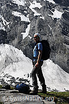 F076446: Wanderin vor alpiner Gebirgslandschaft