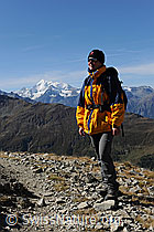 F080254: Wanderin auf Bergweg unterwegs